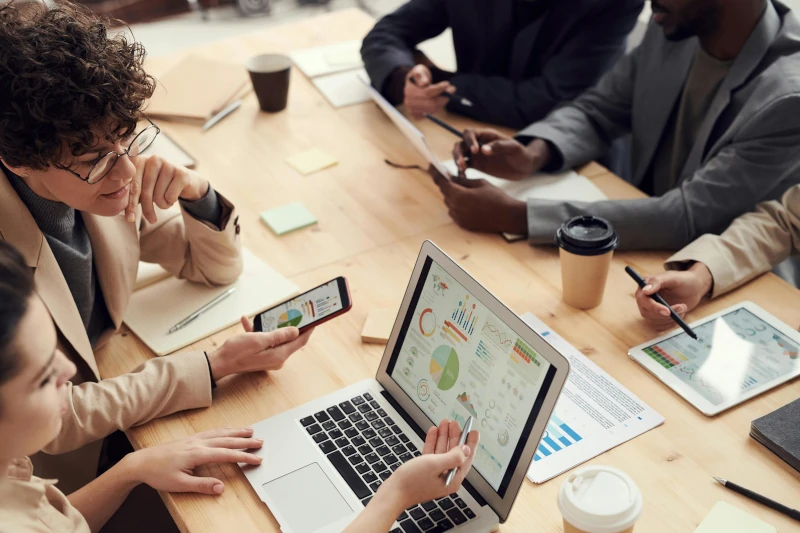 Equipo de profesionales discutiendo